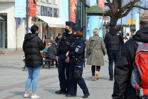 policjanci patrolują ulice