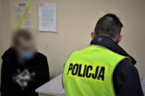 policjanci z zatrzymanymi