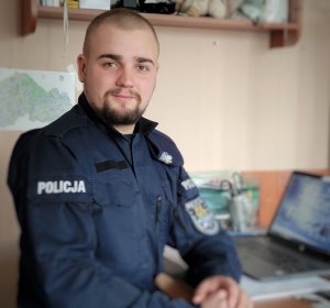 dwaj policjanci, którzy zatrzymali nietrzeźwą kierującą