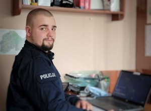 dwaj policjanci, którzy zatrzymali nietrzeźwą kierującą