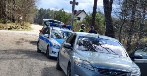 dwaj policjanci, którzy zatrzymali nietrzeźwą kierującą