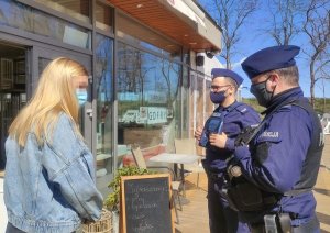 policjanci kontrolują lokale gastronomiczne