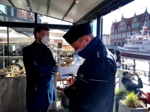 policjanci kontrolują lokale gastronomiczne