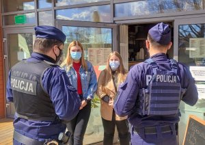 policjanci kontrolują lokale gastronomiczne