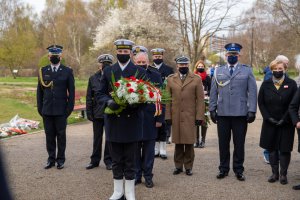 Na zdjęciu Zastępca Komendanta Wojewódzkiego Policji w Gdańsku insp. Rafał Kwapisiewicz wraz z Wojewodą Pomorskim Panem Dariuszem Drelichem i przedstawicielami innych służb składa kwiaty pod pomnikami bohaterów polskiej wolności - Św. Jana Pawła II i Ronalda Reagana, Anny Walentynowicz, Marszałka Józefa Piłsudskiego oraz pod pomnikiem Poległych Stoczniowców na Placu Trzech Krzyży.