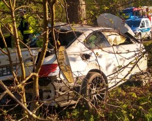 auto po uderzeniu w trzy drzewa