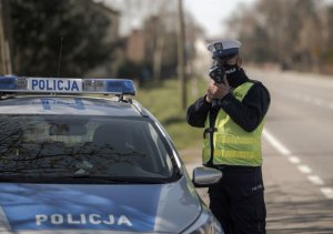 policjant mierzący prędkość