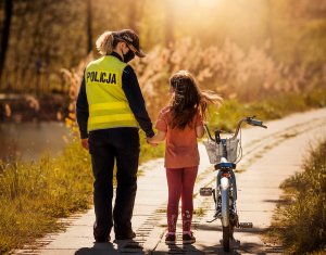 policjantka idzie obok dziecka