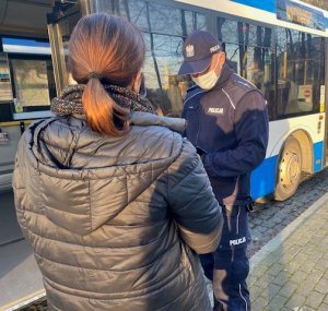 policjantka w trakcie kontroli