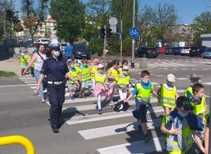 policjantki w trakcie działań profilaktycznych z przedszkolakami