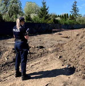 policjanci zabezpieczali miejsce znalezienia niewybuchu