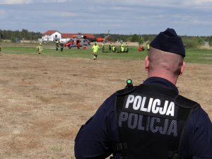 zabezpieczenie ćwiczeń wojskowych, policjanci, radiowóz, helikopter