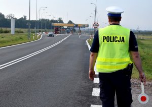 Policjant w trakcie działań na drodze