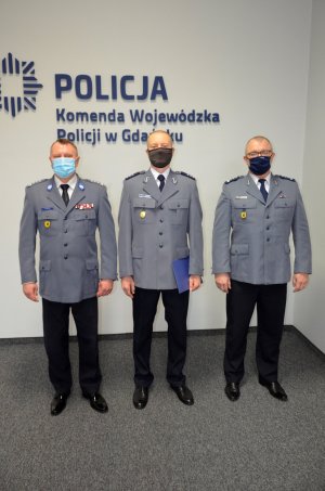 N zdjęciu  I Zastępca Komendanta Wojewódzkiego Policji w Gdańsku insp. Krzysztof Kozelan wręcza rozkaz personalny na stanowisko Zastępcy Naczelnika Wydziału dw. z Przestępczością Narkotykową KWP w Gdańsku kom. Marcinowi Wolszczakowi