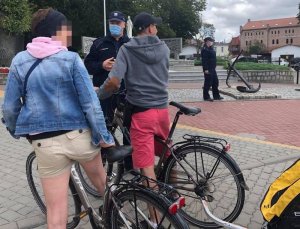 policjanci kontrolują rowerzystów