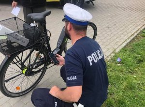 policjanci kontrolują rowerzystów