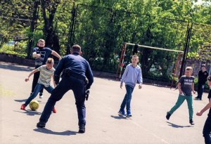 policjanci na zajęciach profilaktycznych w szkole