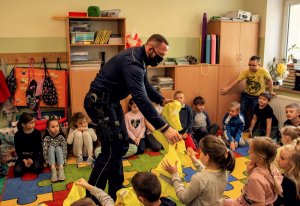 policjanci na zajęciach profilaktycznych w szkole