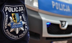 radiowóz i emblemat bytowskiej jednostki policji