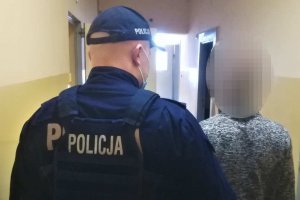 policjant z zatrzymanym