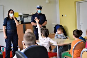 policjanci rozmawiają z dziećmi