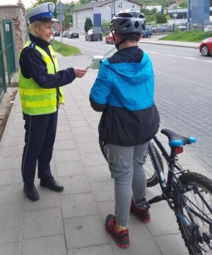 policjanci rozdają odblaski dzieciom