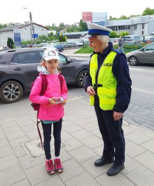 policjanci rozdają odblaski dzieciom