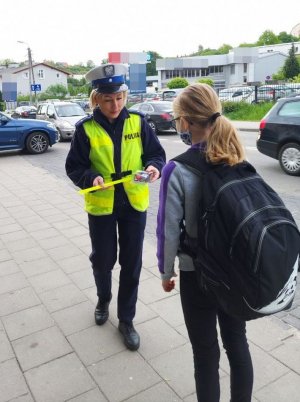 policjanci rozdają odblaski dzieciom