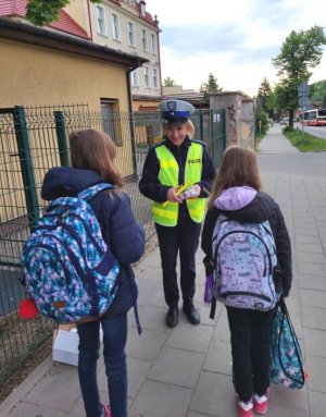 policjanci rozdają odblaski dzieciom