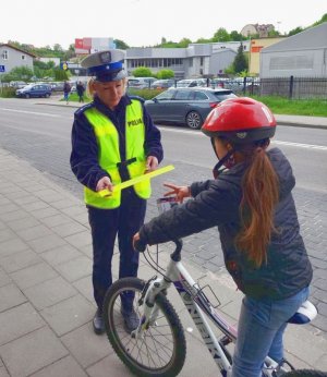 policjanci rozdają odblaski dzieciom