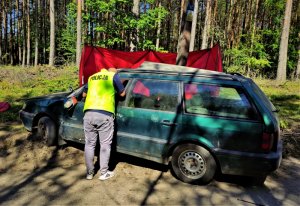 Policjant w trakcie oględzin pojazdu