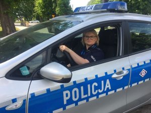 Policjantka w radiowozie