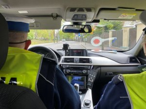 dwóch policjantów w radiowozie