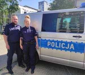 Policjanci przy radiowozie