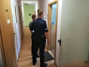 Policjant prowadzi zatrzymanego