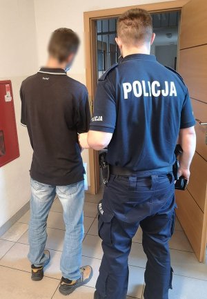 policjanci z zatrzymanymi złodziejami