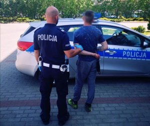 policjanci z zatrzymanymi złodziejami