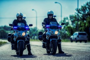 policjanci jadą motocyklami