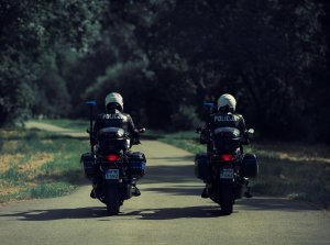 policjanci jadą motocyklami
