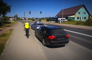 policjanci prowadzą kontrolę drogową