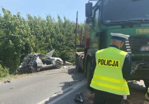 policjanci zabezpieczają miejsce wypadku