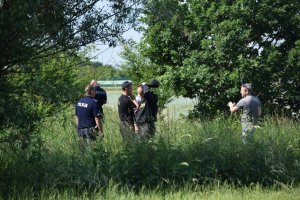 policjanci pomagają łosiowi