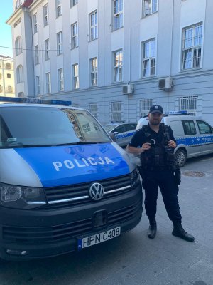 Policjant przy radiowozie