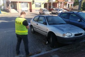 Policjant w trakcie oględzin auta