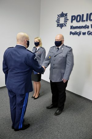 Na zdjęciu nadinsp. Andzrej Łapiński Komendant Wojewódzki Policji w Gdańsku wręcza rozkazy personalne na stanowiska  Naczelnika Wydziału Konwojowo-Ochronnego KWP w Gdańsku - nadkom. Magdalenie Falkowskiej - dotychczas pełniącej obowiązki na tym stanowisku oraz Z-cy Naczelnika Wydziału Konwojowo-Ochronnego KWP w Gdańsku - nadkom. Grzegorzowi Bortkunowi - dotychczas pełniącemu obowiązki na tym stanowisku.