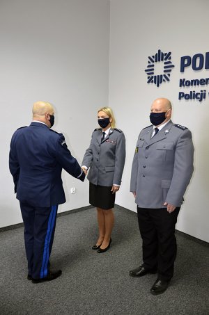 Na zdjęciu nadinsp. Andzrej Łapiński Komendant Wojewódzki Policji w Gdańsku wręcza rozkazy personalne na stanowiska  Naczelnika Wydziału Konwojowo-Ochronnego KWP w Gdańsku - nadkom. Magdalenie Falkowskiej - dotychczas pełniącej obowiązki na tym stanowisku oraz Z-cy Naczelnika Wydziału Konwojowo-Ochronnego KWP w Gdańsku - nadkom. Grzegorzowi Bortkunowi - dotychczas pełniącemu obowiązki na tym stanowisku.