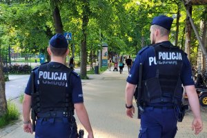 umundurowani policjanci patrolują ulice