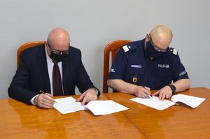 Na zdjęciu Komendant Wojewódzki Policji w Gdańsku nadinsp. Andrzej Łapiński podpisuje  porozumienie z Dyrektorem NBP Oddziału Okręgowego w Gdańsku p. Wiktorem Kamińskim.