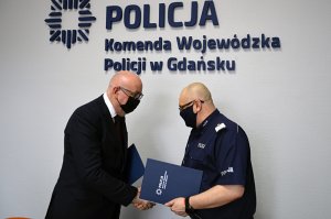 Na zdjęciu Komendant Wojewódzki Policji w Gdańsku nadinsp. Andrzej Łapiński podpisuje  porozumienie z Dyrektorem NBP Oddziału Okręgowego w Gdańsku p. Wiktorem Kamińskim.