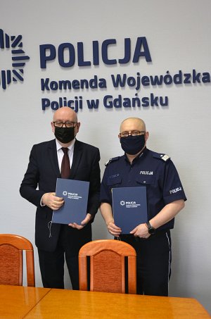 Na zdjęciu Komendant Wojewódzki Policji w Gdańsku nadinsp. Andrzej Łapiński podpisuje  porozumienie z Dyrektorem NBP Oddziału Okręgowego w Gdańsku p. Wiktorem Kamińskim.